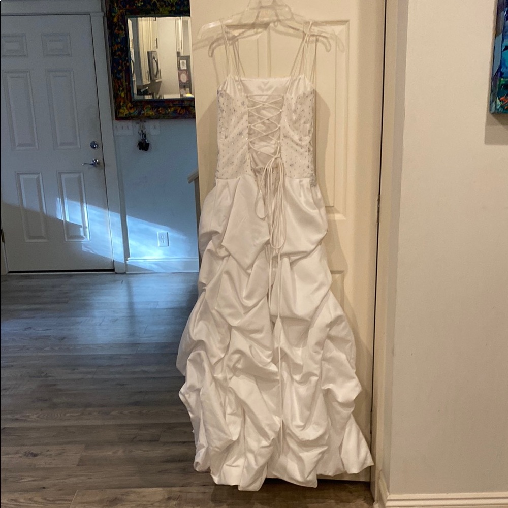 Elegant White Wedding Dress with Intricate Embroidery - Picture 11 of 14